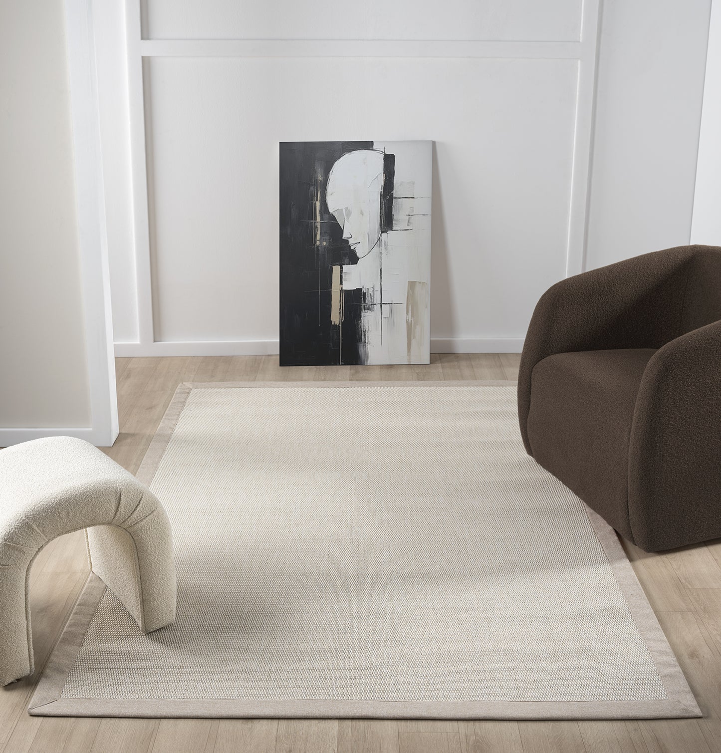 HALI VAGONU'nun kumaş bordürlü sisal halısı, modern bir salon için ideal. Minimalist tasarıma sahip bu krem rengi halı, hem dekoratif hem de dayanıklı bir seçenek. Evcil hayvan dostu ve kolay temizlenebilir olması nedeniyle mükemmel bir tercih.