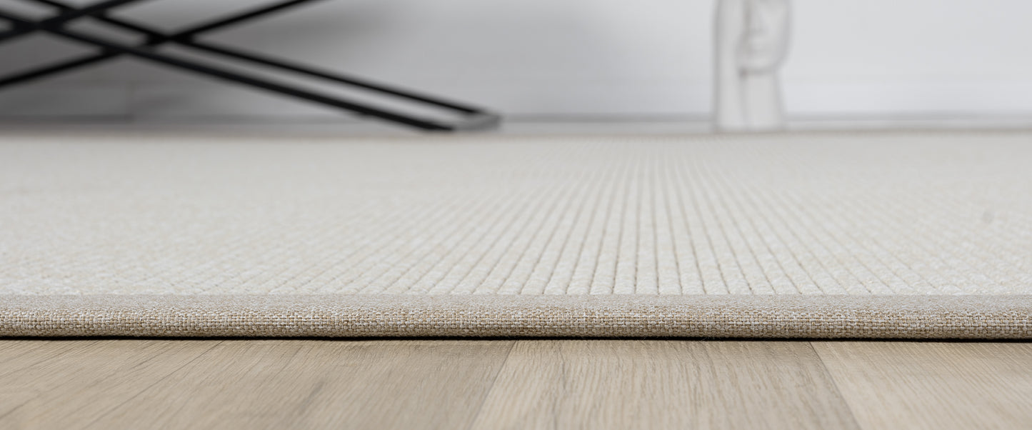 El yapımı kumaş bordürlü sisal halı, HALI VAGONU'dan. Bu şık bej sisal halı, hem günümüzdeki modern ev dekorasyonuna uyum sağlıyor hem de dayanıklılığı ile dikkat çekiyor. Kolay temizlenebilir olması sayesinde hayatınızı kolaylaştırıyor.