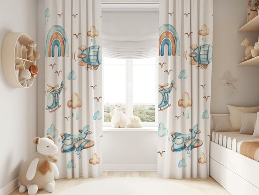 Halı Vagonu HV230 Helikopter Uçaklı Desen Çocuk Odası Kadife Kumaş Fon Perde, sevimli uçak ve helikopter desenleriyle çocuk odası dekorasyonunu tamamlayacak ideal fon perde.