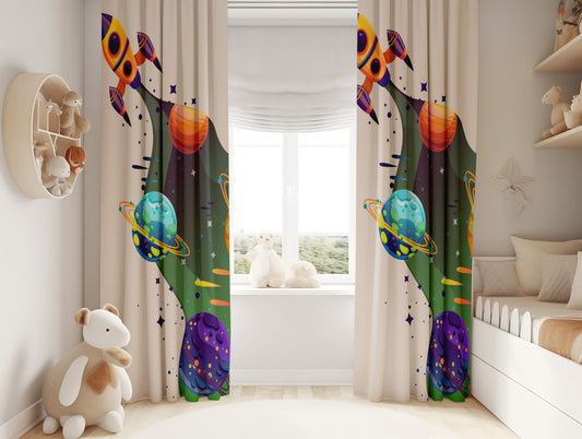 Halı Vagonu HV392 Uzay Aracı ve Gezegenler temalı çocuk odası kadife kumaş fon perde, renkli ve eğlenceli tasarımıyla çocuk odası fon perde olarak mükemmel bir seçim.