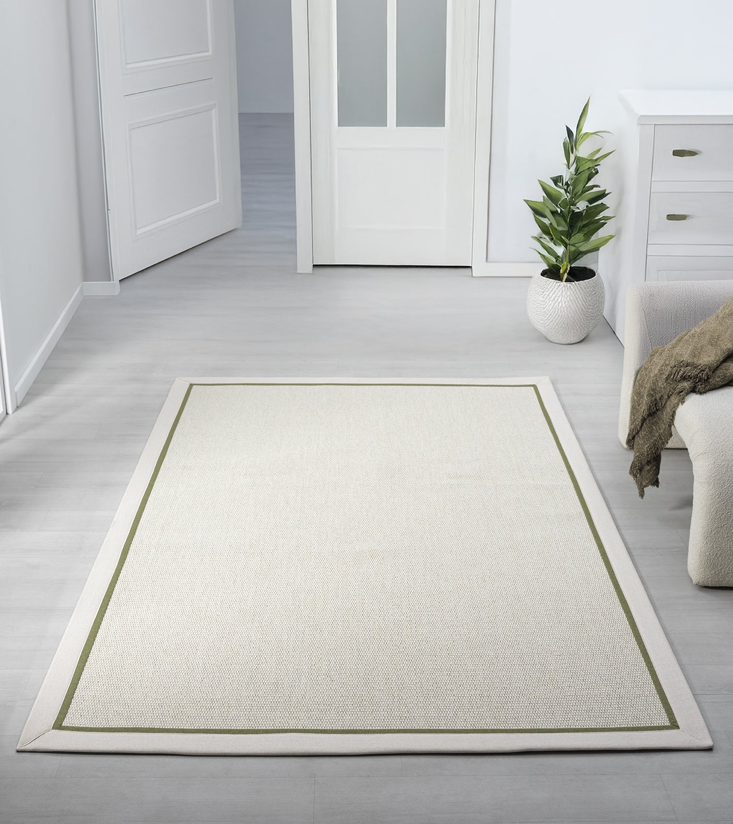 Modern bir oturma odasında krem yeşil sisal halı, iç mekan dekorasyonuna uyum sağlıyor.