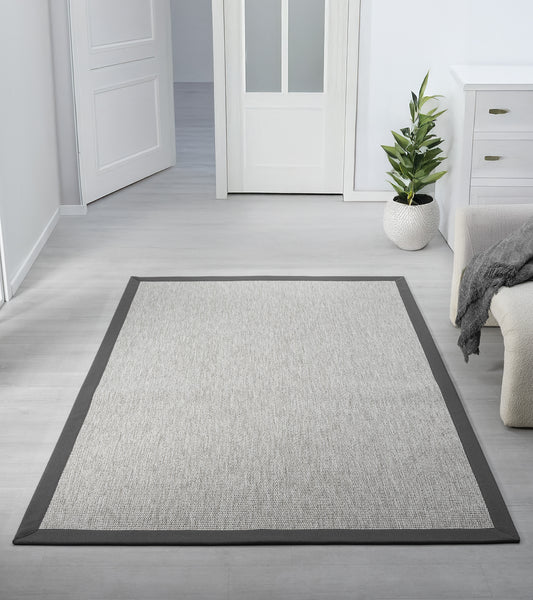 HALI VAGONU'nun kumaş bordürlü gri sisal halısı, şık ev dekoru için ideal bir seçimdir. El yapımı ve dayanıklı bir tasarım sunan bu halı, evcil hayvan dostu özellikleri ile de dikkat çekiyor. Modern salon halısı olarak kullanıma uygun olan kumaş bordürlü gri sisal halı, kolay temizlenebilir yapısı ile pratik bir seçenek sağlıyor. Bu özel ölçü halı, bej sisal halı, dekoratif sisal halı olarak da değerlendirilebilir.