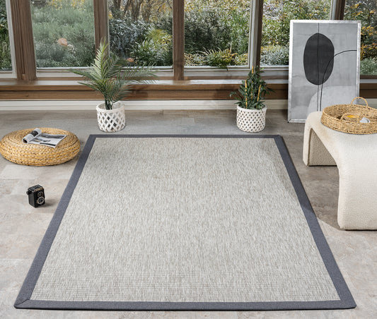 Halı Vagonu kumaş bordürlü gri sisal halı, el yapımı tasarımıyla modern bir görünüm sunuyor. Şık iç mekan dekorasyonu için ideal.