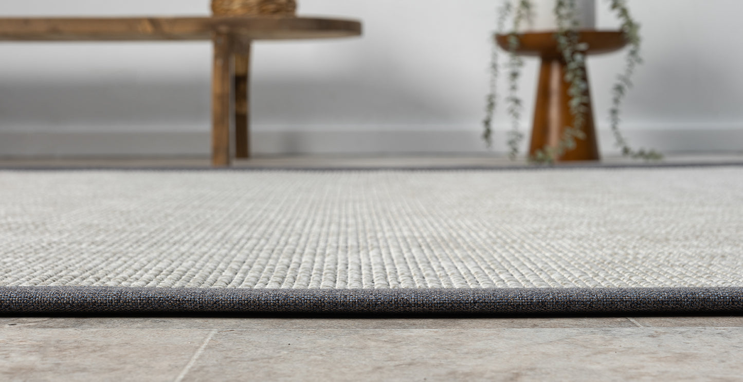 Modern tasarımda Halı Vagonu kumaş bordürlü gri sisal halı, minimalist alanlarda kullanım için mükemmel bir seçenek.