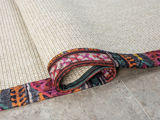 Şık ve modern bir sisal halının kumaş bordürü açık görünümde, el yapımı detaylarıyla birlikte dikkat çekiyor.