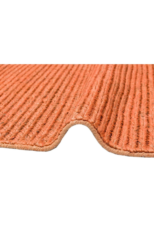 Fine Choti Rust Terra Flatweave El Dokuma Naturel Jüt Hasır Halı'nın detaylı dokusunu gösteren yakın çekim.