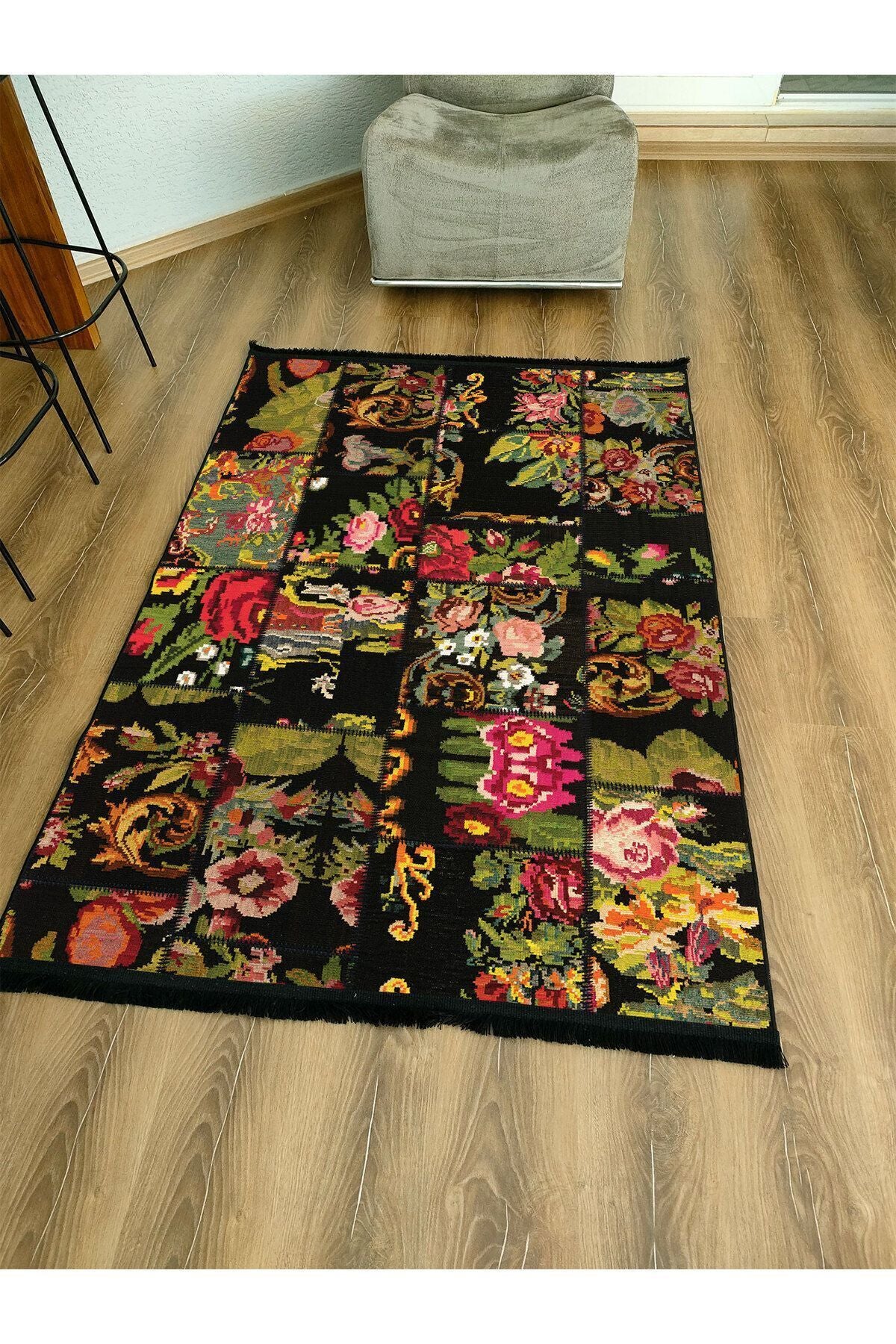 Halı Vagonu 2094 Patchwork Eskitme Vintage Görünüm Çiçekli Siyah Dokuma Taban Halı