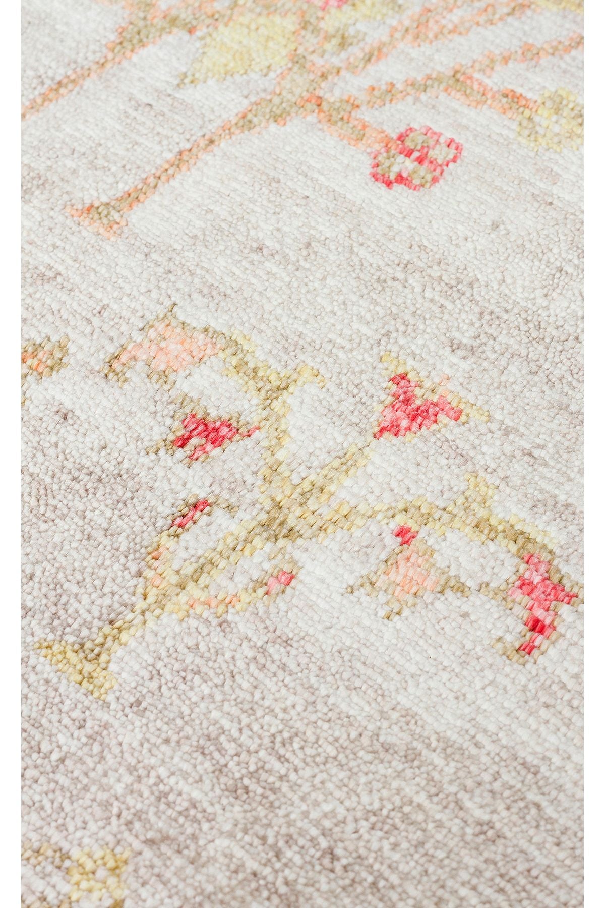 ZARA ZR 08 BEIGE AUTUMN halısının kenarındaki saçak detayı, el emeği ile özenle işlenmiştir.