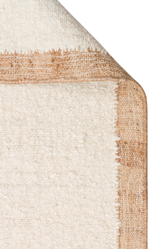 El dokuma halının katlama kenar bitimi, estetik ve şık bir görünüm sunuyor.