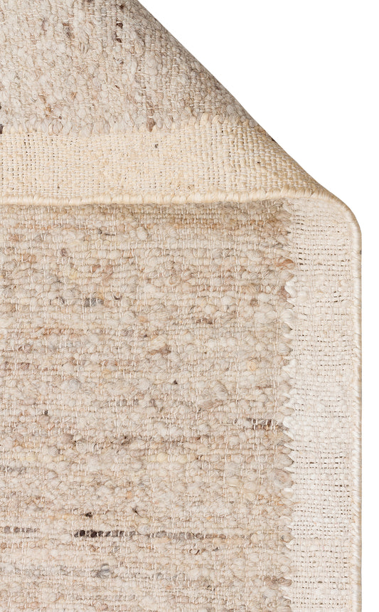Katlama kenar bitimine sahip, açık krem renkli el dokuma jüt halısının detaylı kısmı.