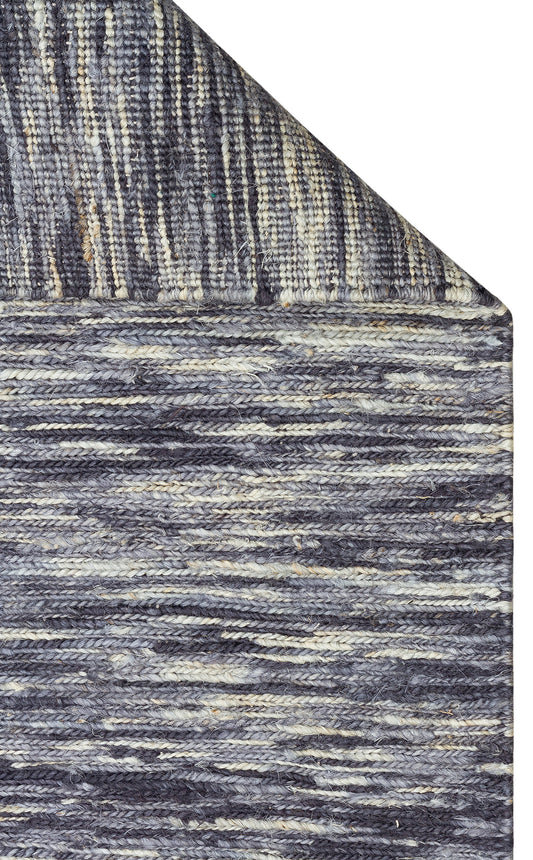 Soumak SMK Plain Marine Multy Örgülü Naturel Kendir Halı'nın köşe detayı, katlama kenar bitimi ile zarif bir görünüm sunuyor.