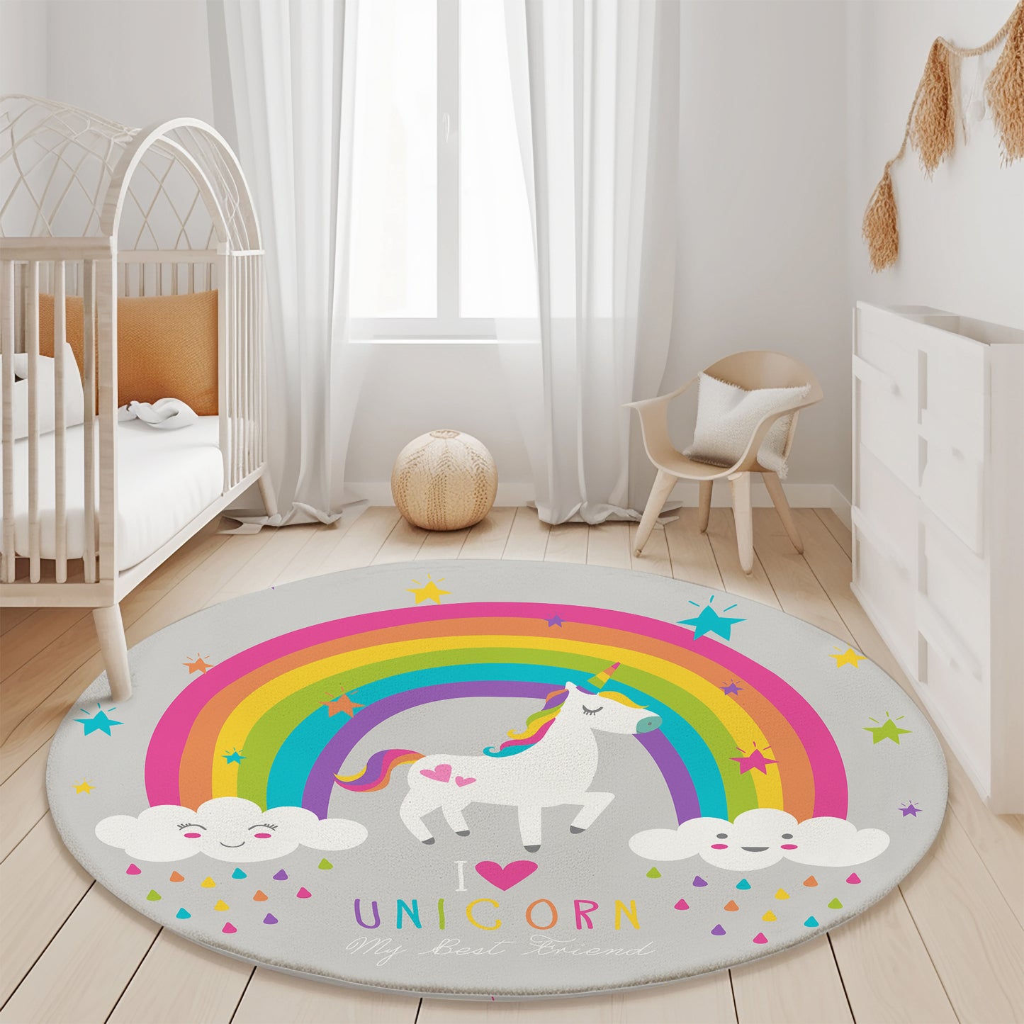 Modern bir çocuk odasında yer alan yuvarlak unicorn halı, parlak renklerle dekore edilmiş.