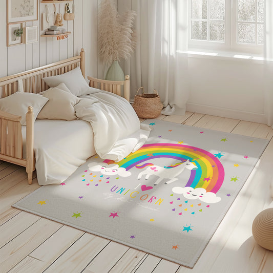 Geniş bir çocuk odasında yer alan unicorn temalı halı, odanın aydınlık dekorasyonu ile uyumlu.