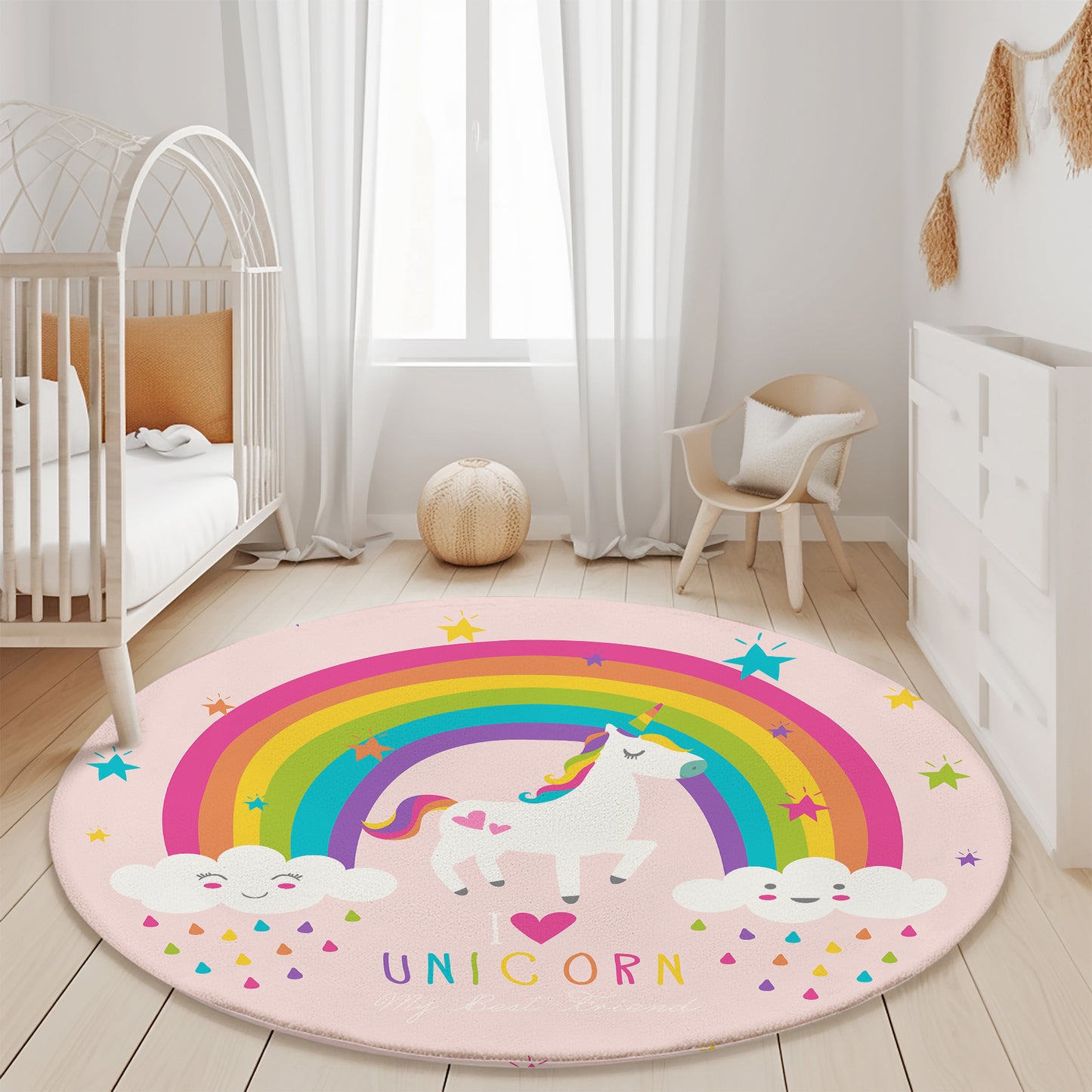 Pembe yuvarlak halının yanında bir yastık yer almakta, unicorn ve gökkuşağı detayları ile dolu, çocuk odasına sevimlilik katıyor.