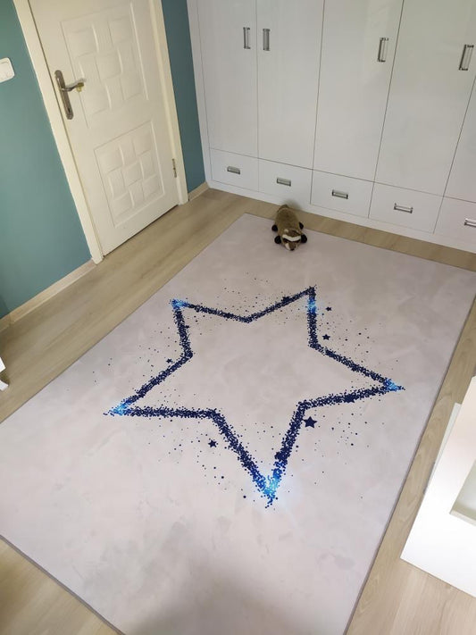 Çocuk odasında yer alan Halı Vagonu HV370 model lacivert yıldız yağmuru desenli halı, sade ama şık bir görünüm sunuyor. Halının üstünde bir peluş oyuncak var.