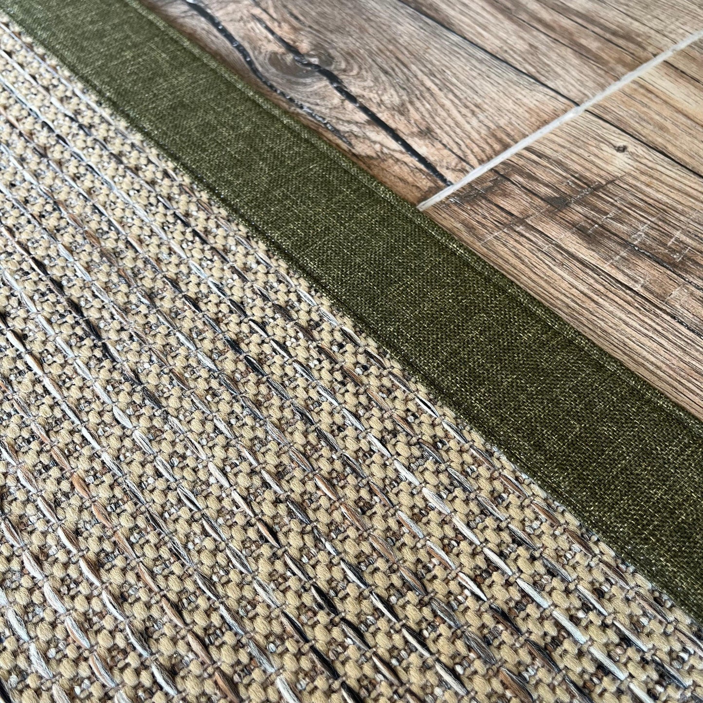 Haki Yeşil Kumaş Bordürlü Kırçıllı Bej Sisal Halı - El Yapımı, Dayanıklı & Minimal Tasarım - HVSB02 - HALI VAGONU