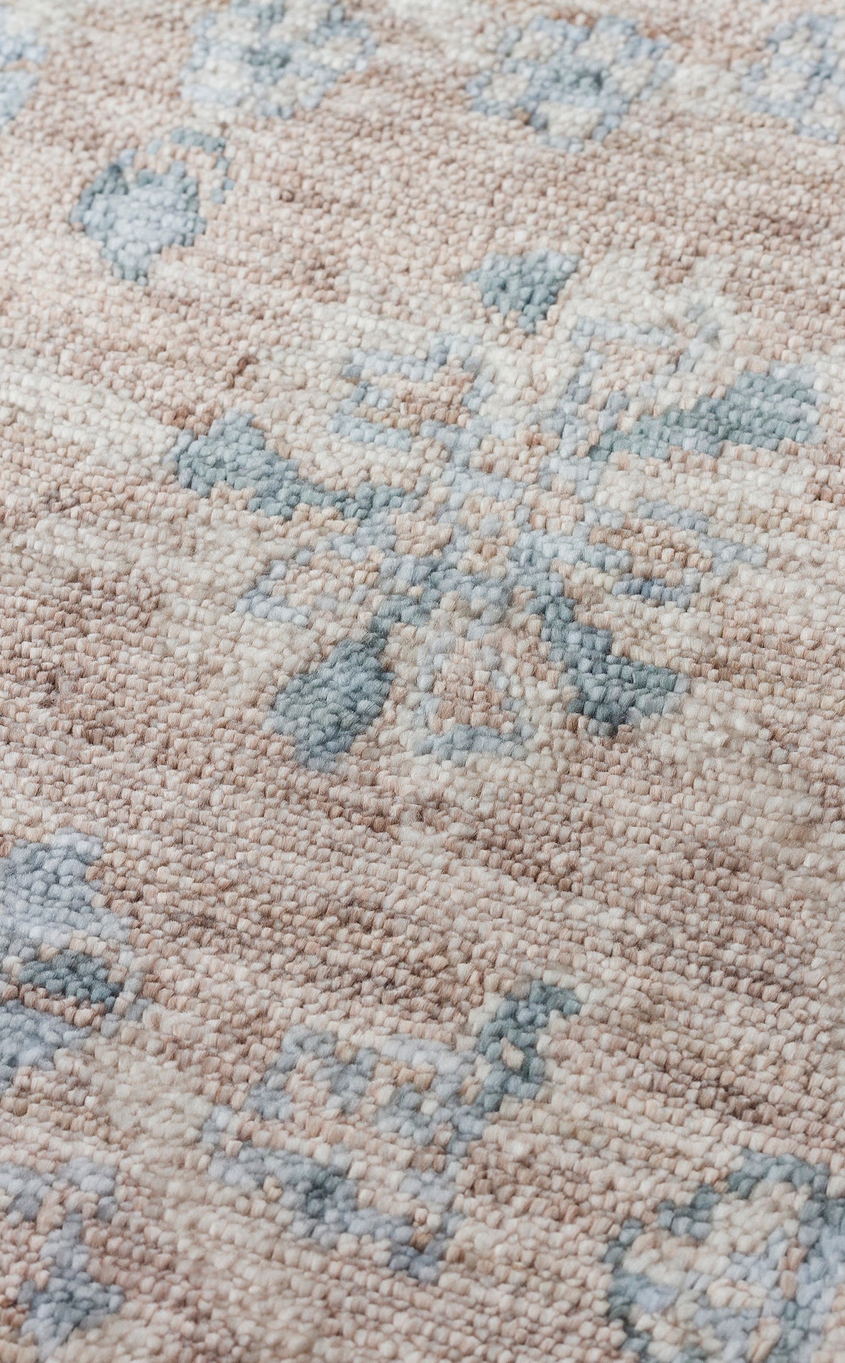 Taftan TF 07 SKY VİZON Pakistan Overdyed Tarzı Uşak Halısı, doğal malzemelerle üretilen Taftan Özel Tezgah Halısı'nın kullanışlı ve şık görünümü.