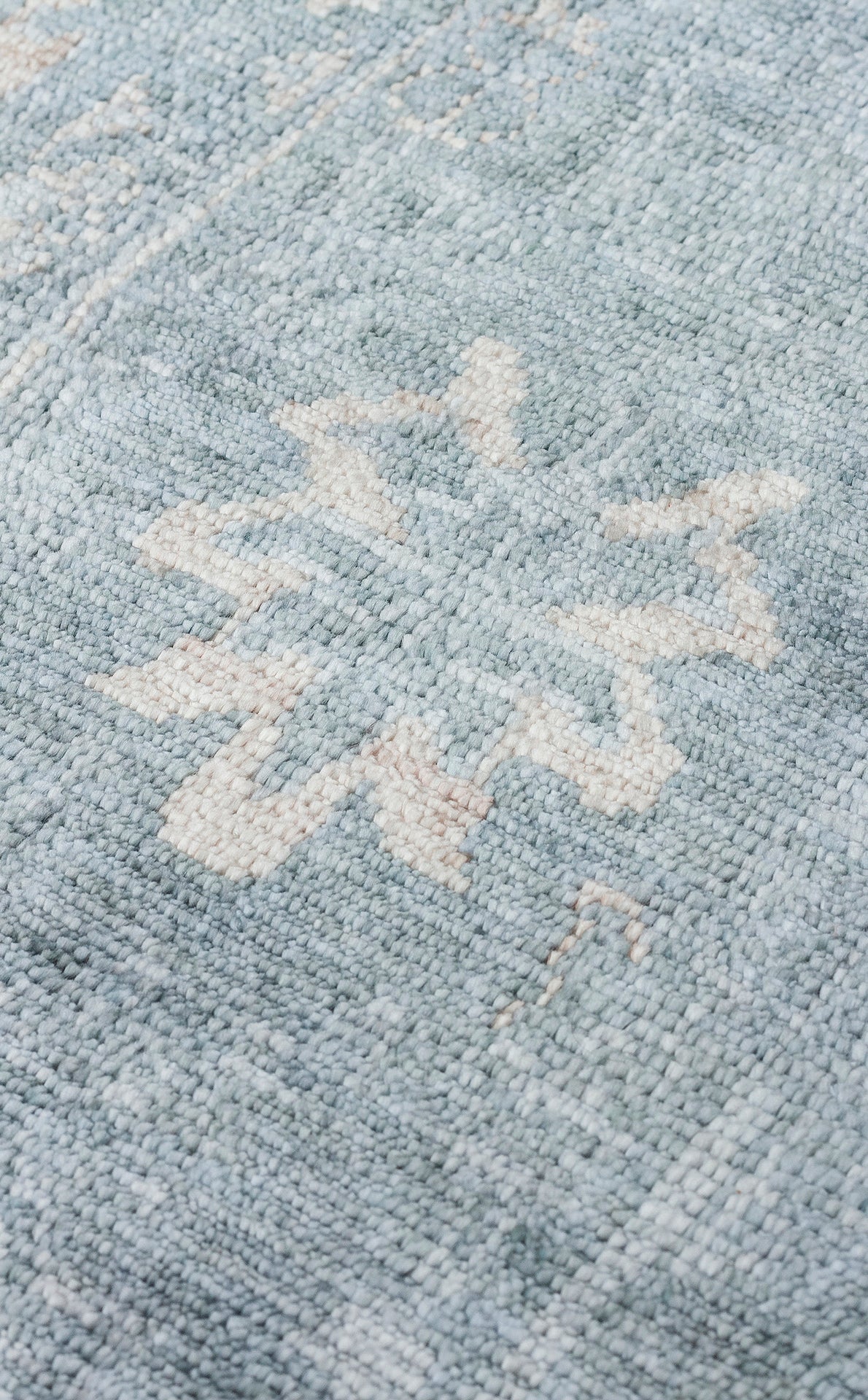 Kenar bitimi: Saçak detayı ile Taftan TF Plain 06 Sky Vizon, Pakistan Overdyed tarzı Uşak halısı - Taftan Özel Tezgah Halısı.