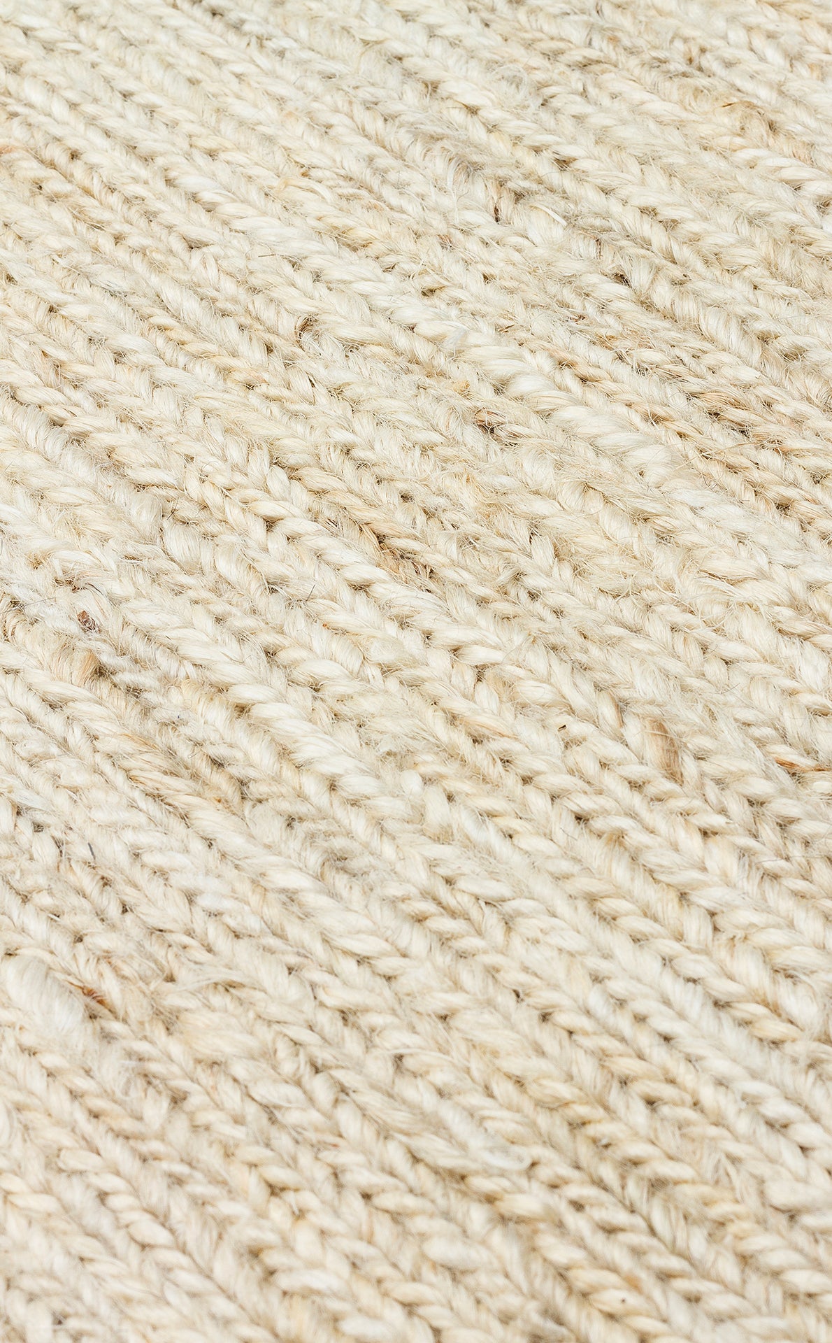 Soumak SMK Plain Ivory Örgülü Naturel Kendir Halı'nın dokusu, hav yüksekliği olmayan örüntü yapısıyla minimal bir tasarım sunuyor.