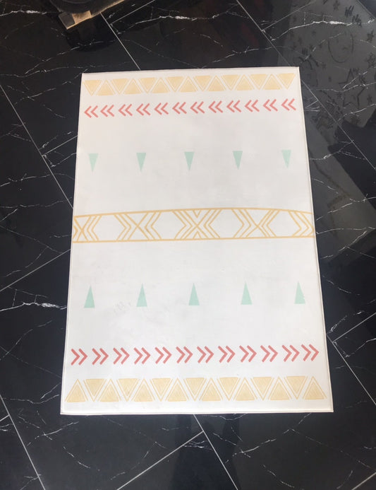 Renkli İskandinav desenine sahip çocuk halısının üst görünümü, modern ve eğlenceli bir tasarım sunuyor.