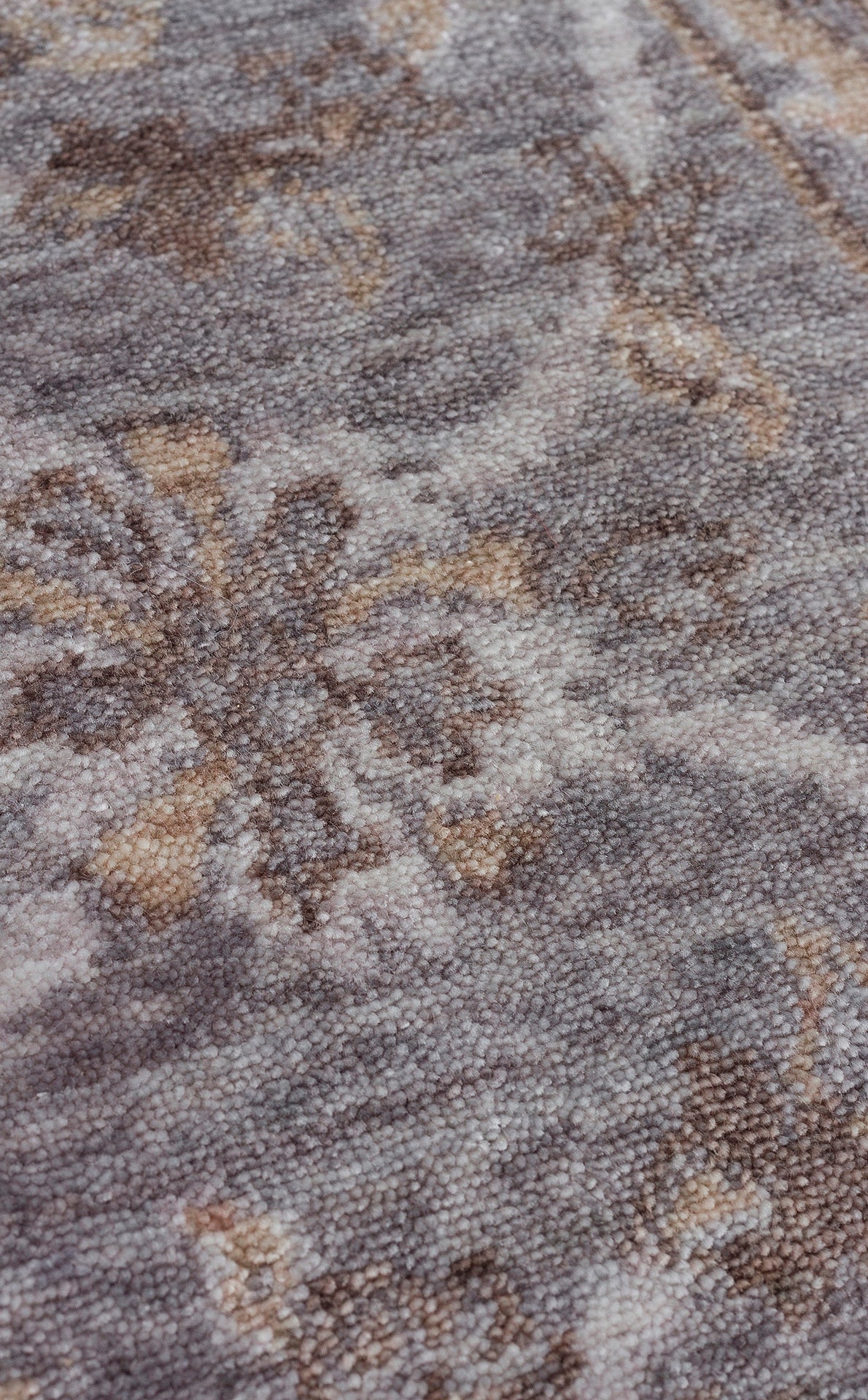 Halı üzerinde şık bir görünüm. TAFTAN TF 07 D. GREY ANTRASİT, el emeği Pakistan Overdyed tarzı Uşak Halısı, Taftan Özel Tezgah Halısı.