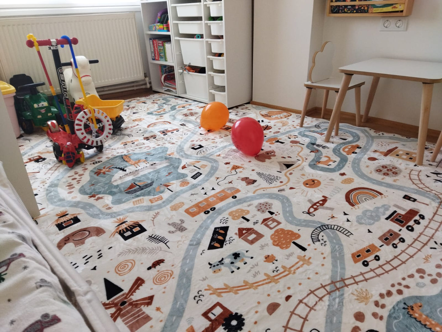 Çocuk odası, Cooper's Town temalı halı ile donatılmış. Halı üzerindeki sevimli çizimlerle birlikte yumuşak renklere sahip. Oda içinde oyuncaklar yer almakta.
