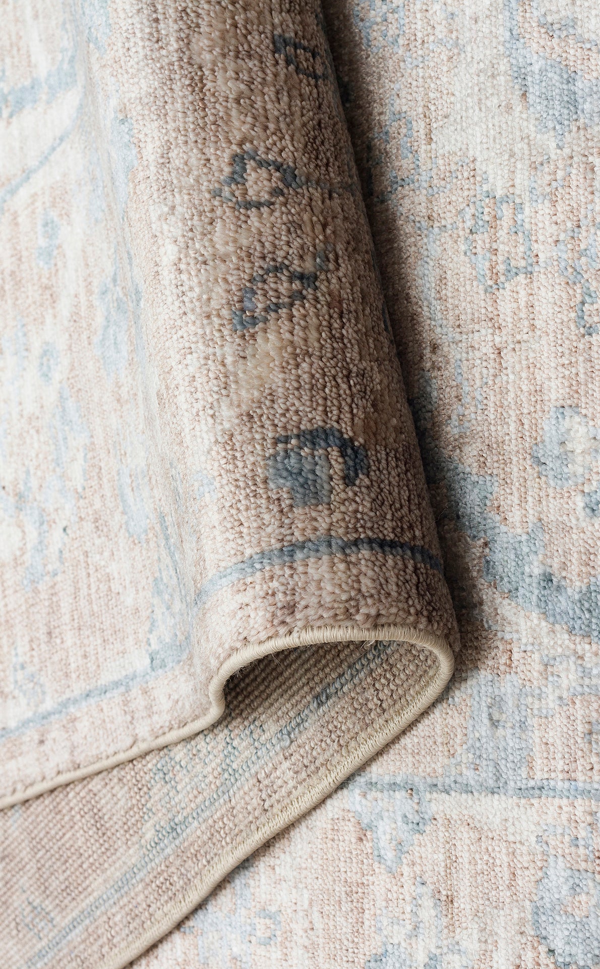 Taftan TF 07 SKY VİZON Pakistan Overdyed Tarzı, 7,5 mm hav yüksekliği ile dikkat çeken Taftan Özel Tezgah Halısı'nın detaylı görüntüsü.