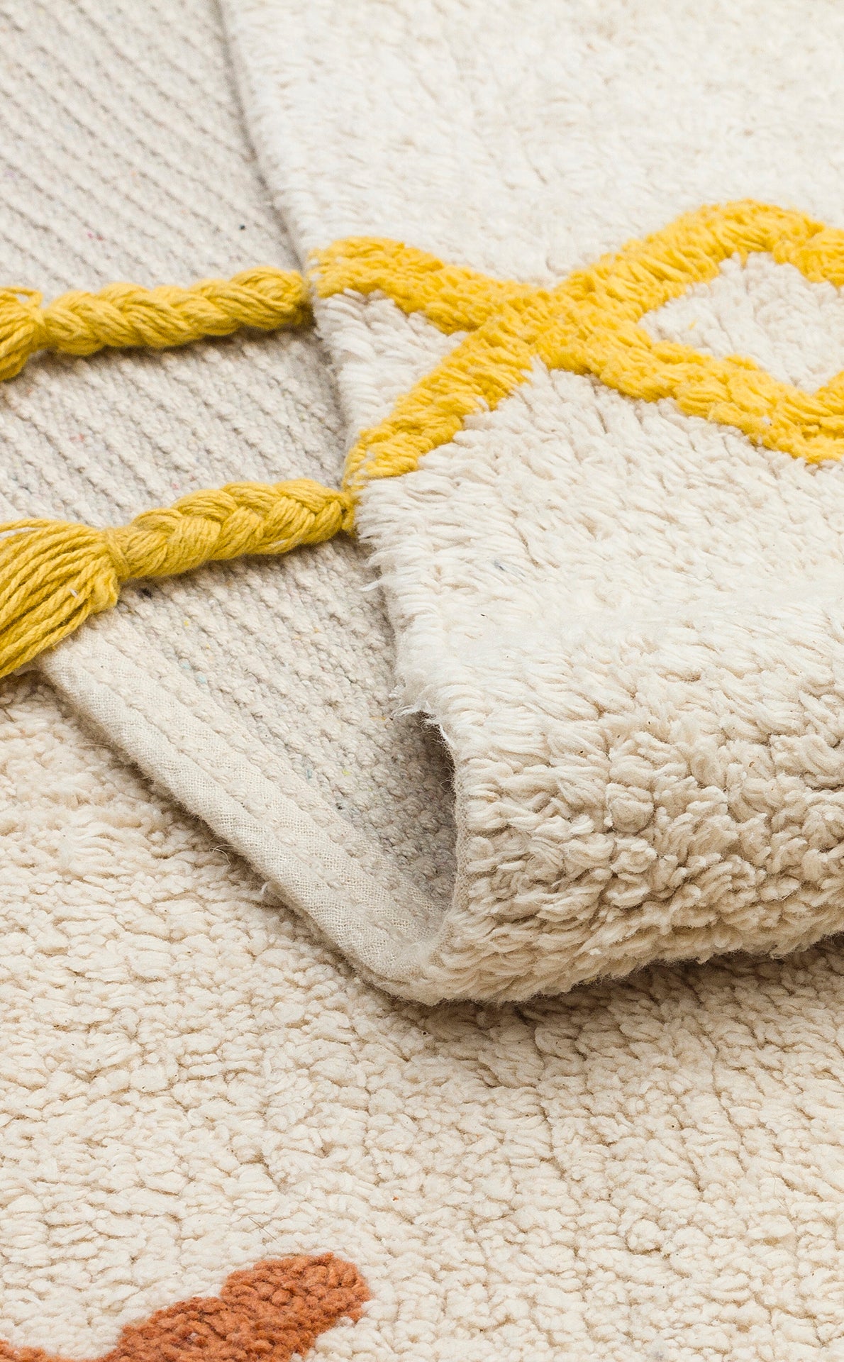 Cotton Boon XW CBN 12 Multy, yıkanabilir ve doğal pamuk yapısıyla bebekler için ideal bir halı; nitelikli ve şık bir seçenek.