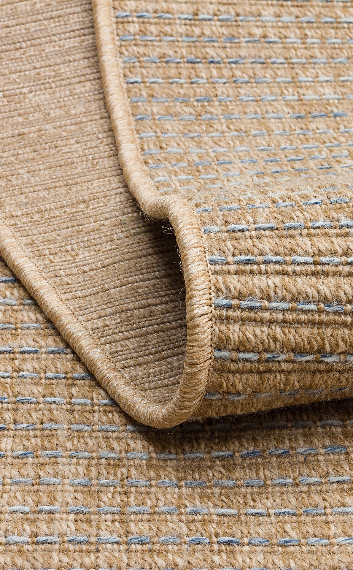 Halı Vagonu Zahara ZHR 01 Natural Blue, hafif yapısı ve kolay temizlenebilir özelliği ile Bej Kahve Çift Renk Kumaş Bordürlü Sisal Halı olarak öne çıkıyor.