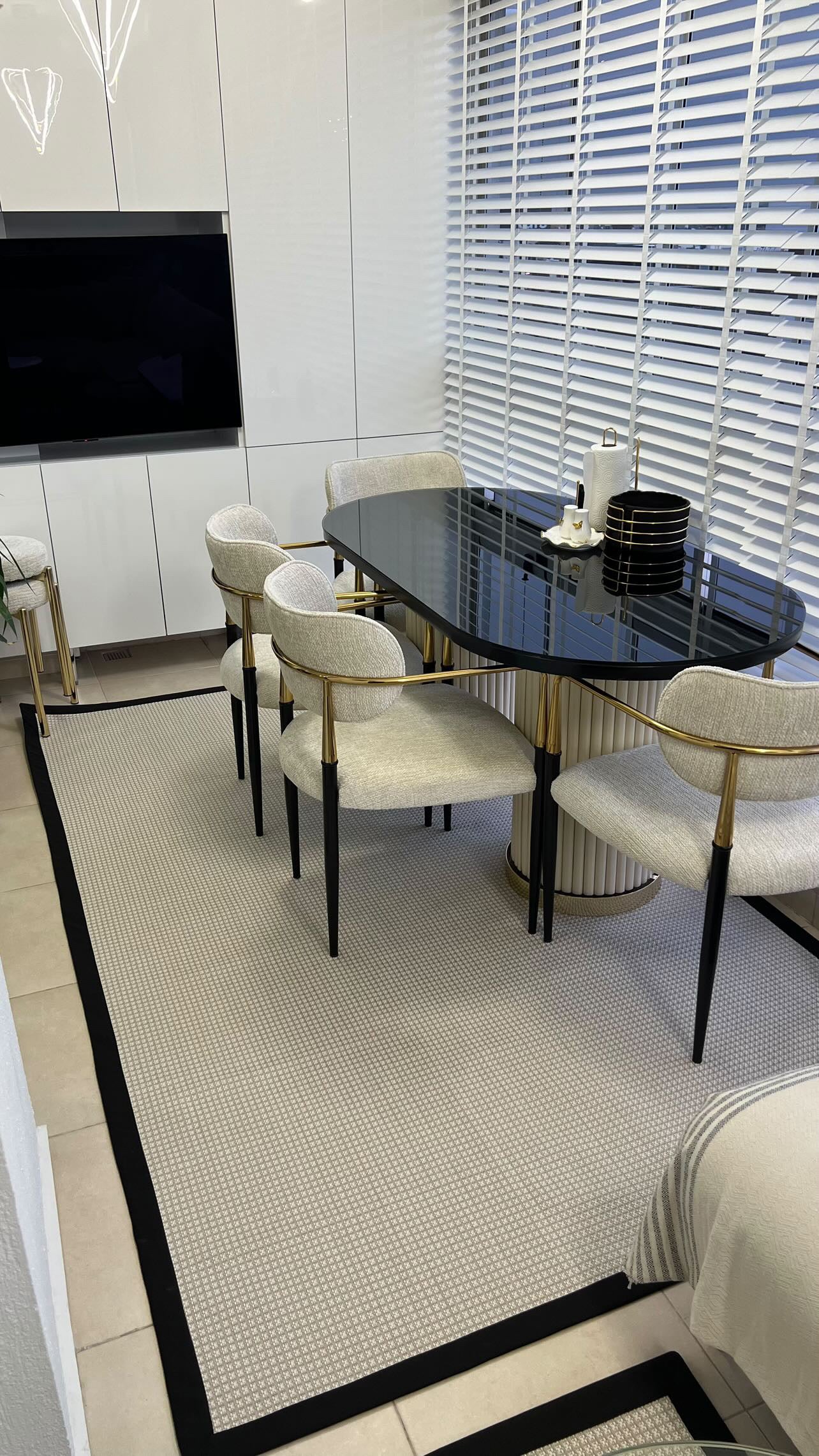 HALI VAGONU Siyah Krem Kumaş Bordürlü Sisal Halı - El yapımı, dayanıklı, modern tasarım. Modern bir mutfak tasarımının önünde sergilenmiş krem sisal halı, her alanda kullanıma uyumlu. Kolay temizlenebilir yapısı sayesinde bu yükse kaliteli halı, kullanılabilirliği ile dikkat çekiyor.