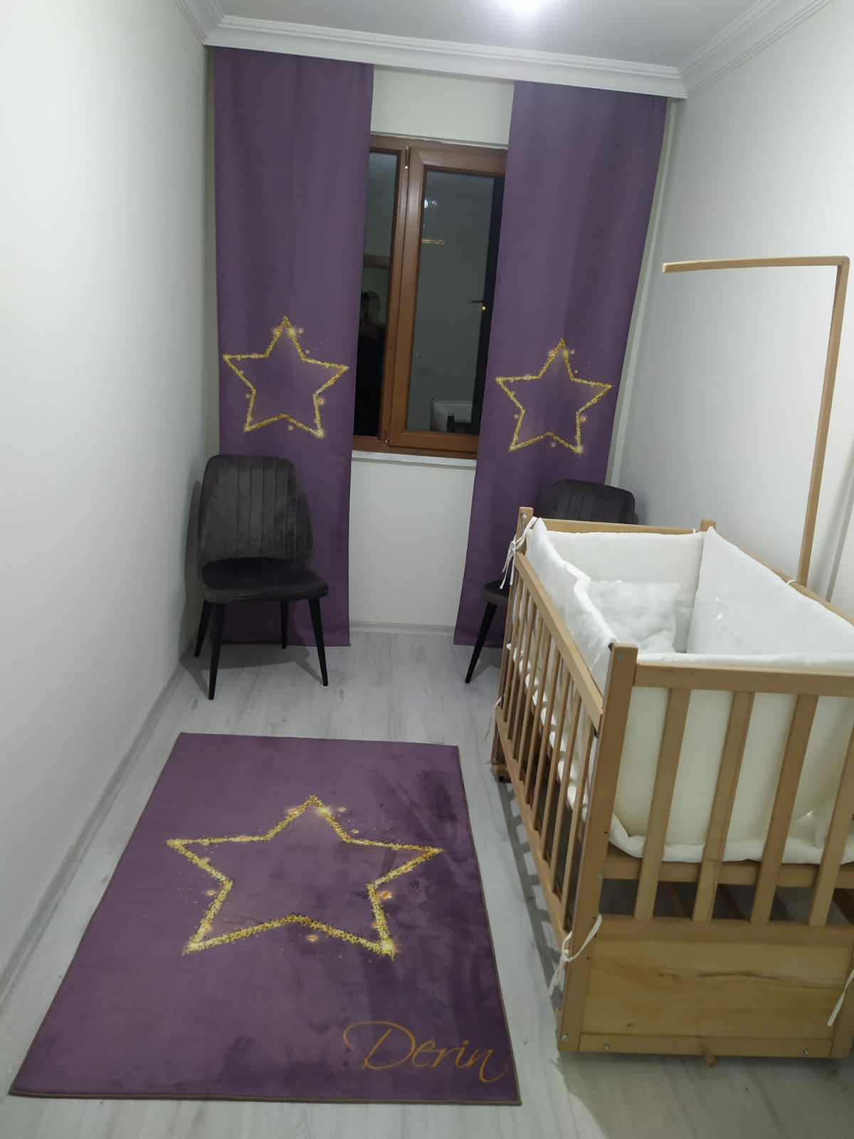 HV396 Altın Yıldız Yağmuru Mürdüm Çocuk Halısı - Yumuşak, Kolay Temizlenebilir, 3 Kalite Seçeneği