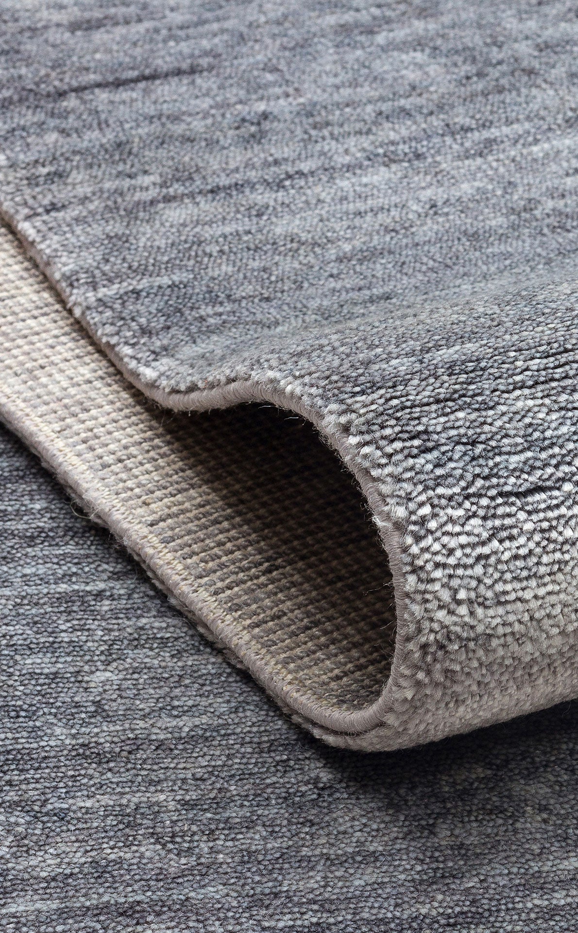Taftan TF PLAIN D. GREY Halı, doğal ve kaliteli malzemeden yapılmış Taftan Özel Tezgah Halısıların en güzel örneklerinden biri.