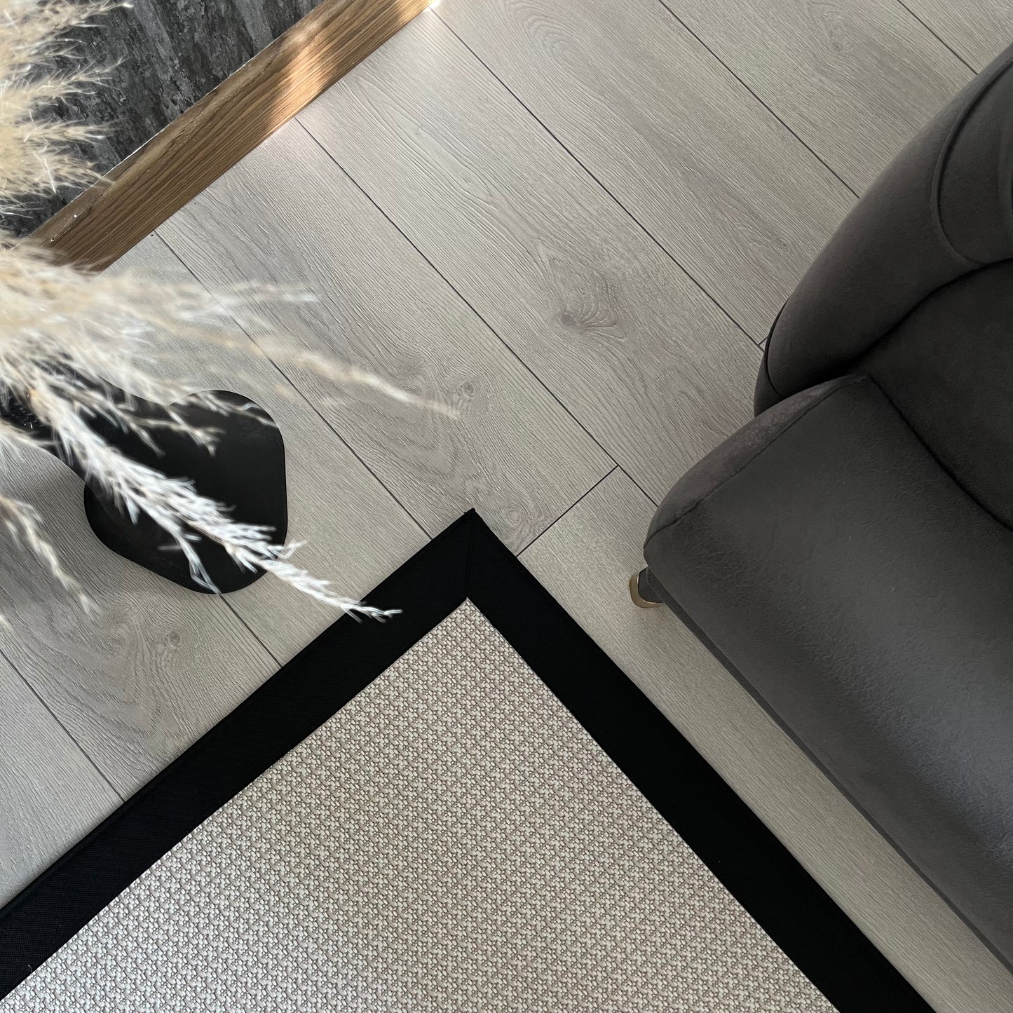HALI VAGONU Siyah Krem Kumaş Bordürlü Sisal Halı - El yapımı, dayanıklı, modern tasarım. Halı, zeminle uyumlu bir şekilde konumlandırılmış olup, ev dekorunu tamamlıyor. Bu şık el yapımı bej sisal halı, yüksek kaliteli özelliği ile dikkat çekiyor.
