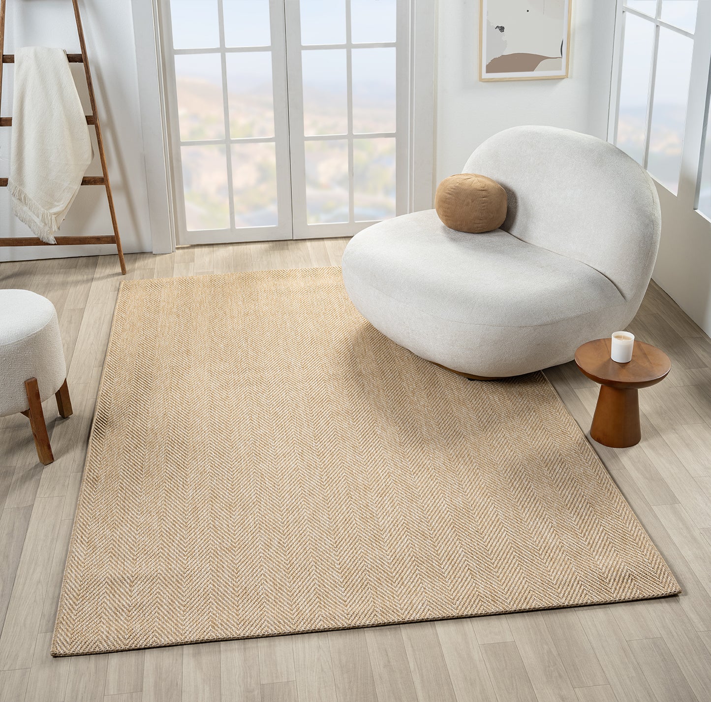 Halı Vagonu Himalaya 665 Bej Sisal Halı'nın overlok kenar bitimi ve yer kaplaması ile estetik bir atmosfer oluşturulmasına yardımcı oluyor.