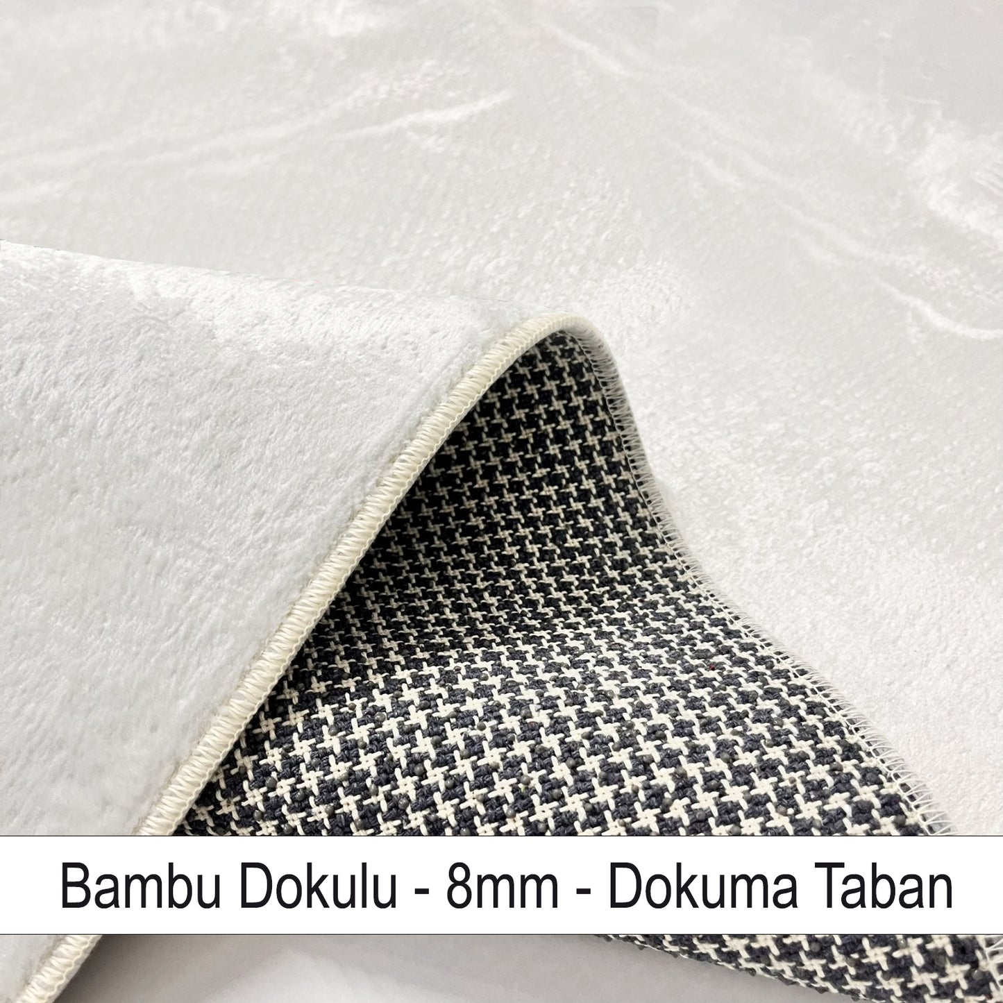 Bambu dokulu halının üst yüzeyi ve dokuma tabanı, 8mm kalınlığında. Halının dokusu ve altındaki kumaş detayları net bir şekilde görünüyor.
