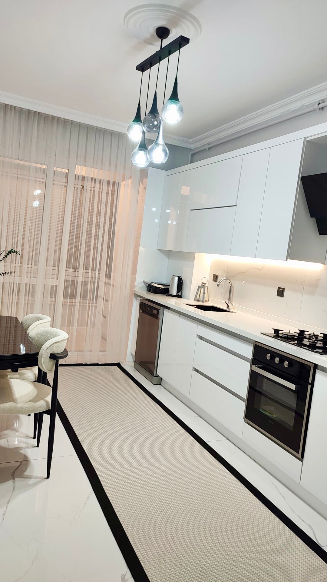 HALI VAGONU Siyah Krem Kumaş Bordürlü Sisal Halı - El yapımı, dayanıklı, modern tasarım. Halının sade ve şık görüntüsü, odanın genel havasını iyileştiriyor. Evcil hayvan dostu ve el yapımı olan bu halı, ofis ve salonlar için uygun bir dekoratif sisal halı alternatifi sunuyor.
