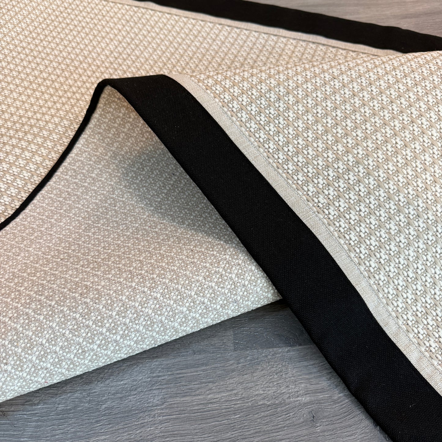 Siyah Krem Çift Kumaş Çerçeveli Krem Sisal Halı - El Yapımı, Dayanıklı, Modern Tasarım - HVSB08
