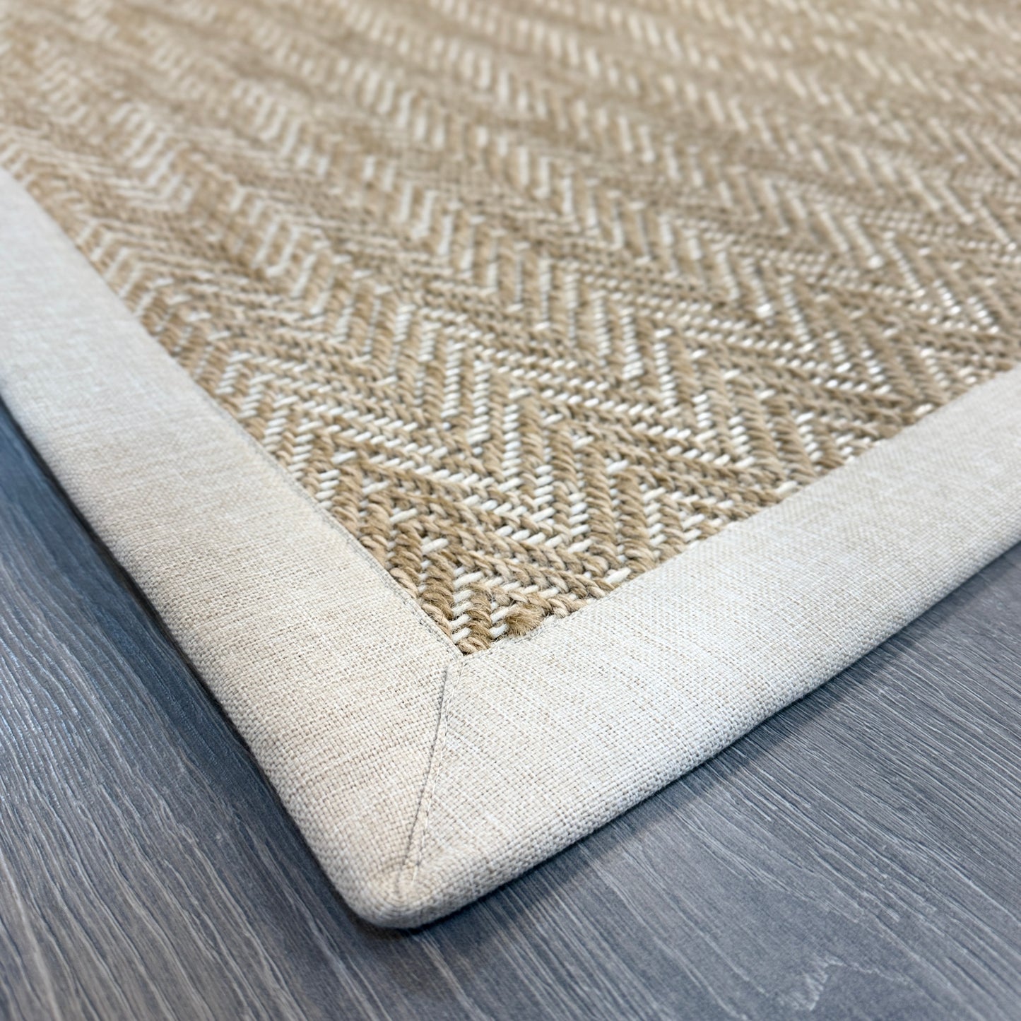 Krem Kumaş Bordürlü Beyaz Detaylı Bej Balık Sırtı Sisal Halı - El Yapımı, Dayanıklı, Modern Tasarım - ZHR 02 Natural White - Krem Bordür