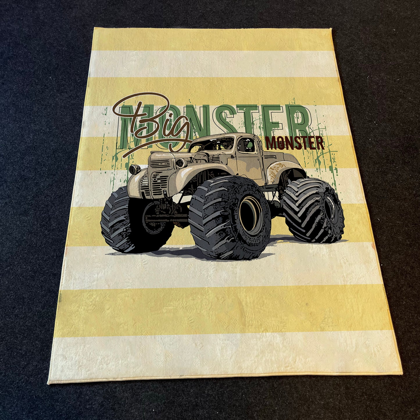 Büyük monster araba detayına sahip halı, modern tasarımıyla çocuk odasına canlılık katıyor.