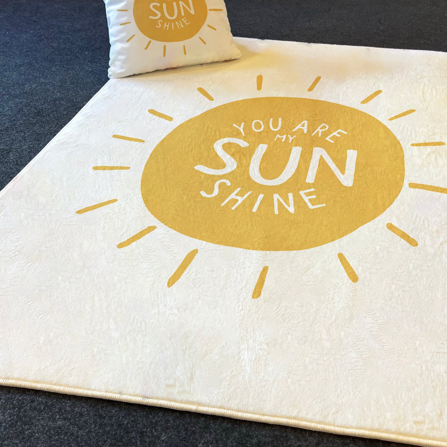 You Are My Sunshine temalı çocuk halısı, beyaz zemin üzerinde sarı güneş simgesiyle tasarlanmış, yumuşak dokulu ve dekoratif bir görünüm sunuyor.