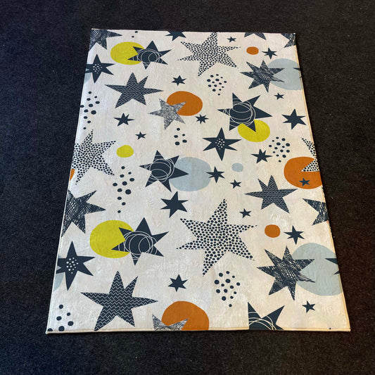 Yıldız desenli dijital baskılı halının üstten görünümü. Halıda çeşitli renklerde yıldızlar ve daireler dikkat çekiyor.