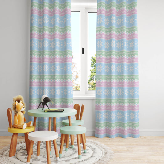 Halı Vagonu HV122 Etnik Desenli Pastel Tonlarda Çocuk Odası Kadife Kumaş Fon Perde, modern bir çocuk odası dekorasyonu için şık bir seçenek olarak öne çıkıyor.