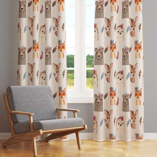 Çocuk odası dekorasyonuna uygun Halı Vagonu HV143 Hayvan Desenli Kadife Kumaş Fon Perde, yumuşak dokusu ile öne çıkıyor.