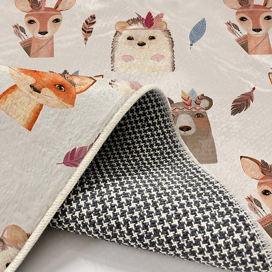 Halı Vagonu HV143 Orman Hayvanları Temalı Yumuşak Çocuk Halısı'nın alt yüzeyi, dokulu yapısıyla kaymaz özellik sunarak çocuklar için güvenli bir kullanım sağlıyor.