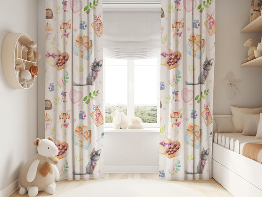 Halı Vagonu HV147 Sevimli Kediler Desenli Kadife Kumaş Fon Perde, Çocuk Odası Fon Perde için ideal bir seçenek.