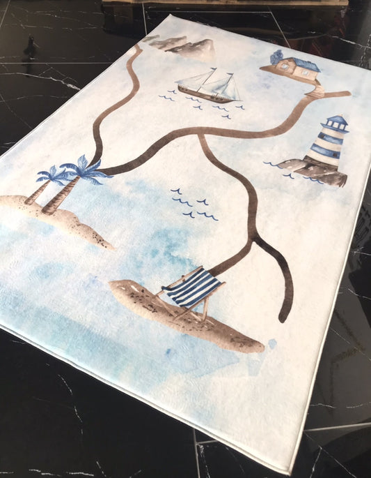 Denizci temalı halı, yumuşak ve rahat bir dokuya sahip. Üzerinde palmiyeler, bir yat, plaj sandalyesi ve deniz kenarı evi gibi detaylar bulunan pastel renkler ile dizayn edilmiş.