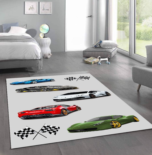 Modern tasarımlı bir çocuk odasında yer alan yarış arabaları desenli halı. Halının ortasında farklı renklerde yarış arabaları ve checkered bayraklar bulunuyor.
