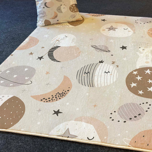 Tavşanlar ve yıldız figürleri ile süslü çocuk halısı, estetik bir görüntü sunuyor.