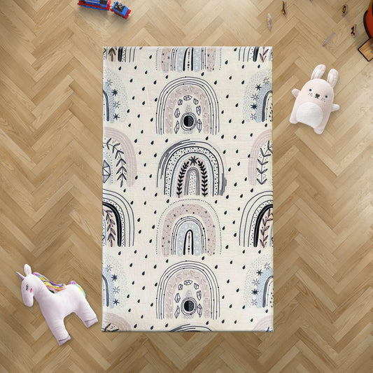 HV287 Gökkuşağı çocuk halısının oyun alanında serili hali, etrafında oyuncaklar ve peluş oyuncaklar ile keyifli bir atmosfer oluşturuyor. Halının üzerinde renkli gökkuşağı desenleri yer alıyor.