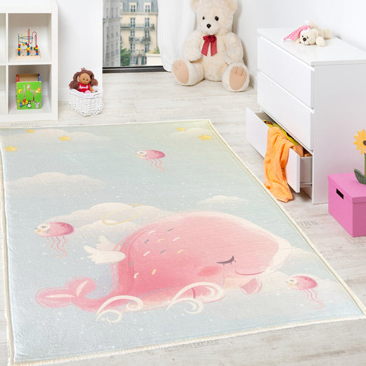 Çocuk odasında sevimli balina ve denizanası desenli halı, peluş oyuncakların yanındaki sıcak bir ortamda serili.